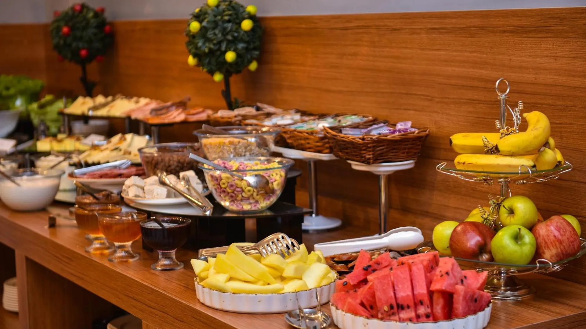 Hotel Monarch باتومي 4*,
